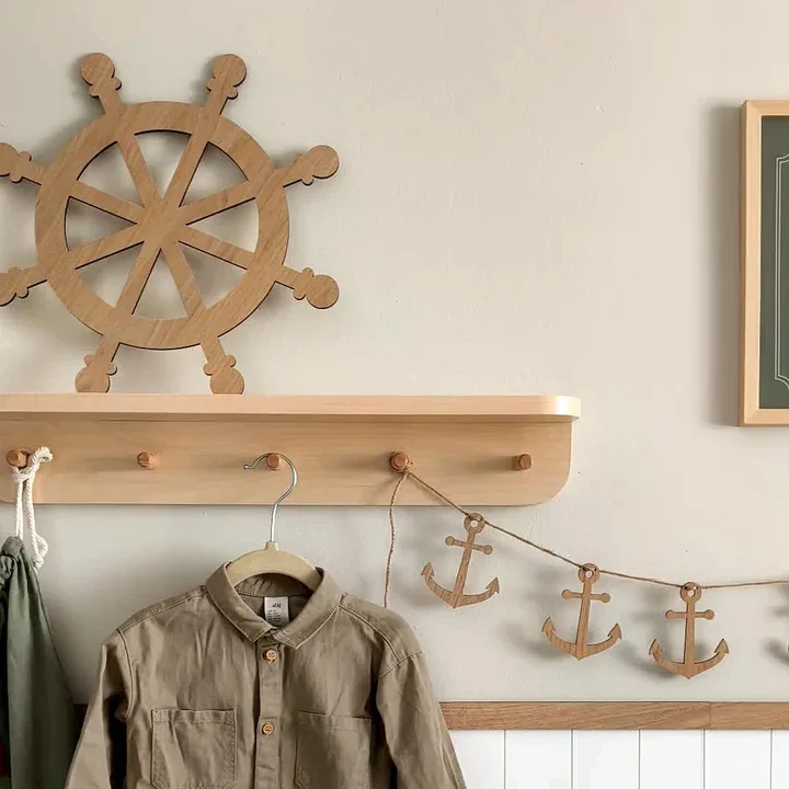 Rangement accessible dans une chambre Montessori